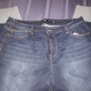 1822 Taylor Cuffed Crop Jeans PLUS